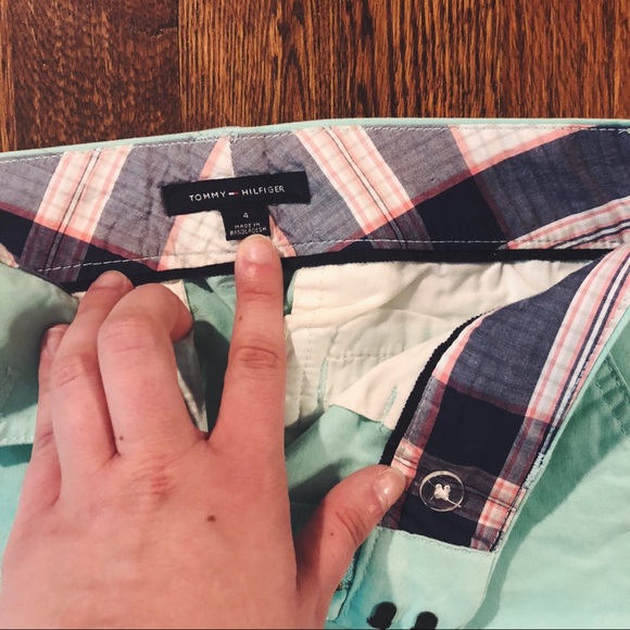 Tommy Shorts ☀️ - Picture 2 of 3